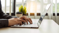 MacBook Air vs Ultrabooks Windows finos 2025