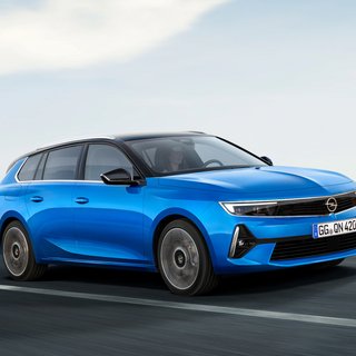 車 | Opel Astra Sports Tourer Electric (2023) vs Volkswagen e-UP (2020)の比較
