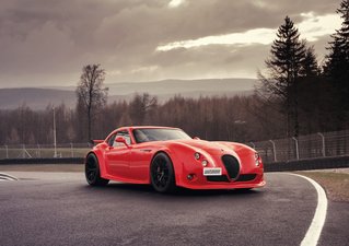 Lexus RX 350 (2015) vs Wiesmann GT MF4-CS: Qual a diferença?